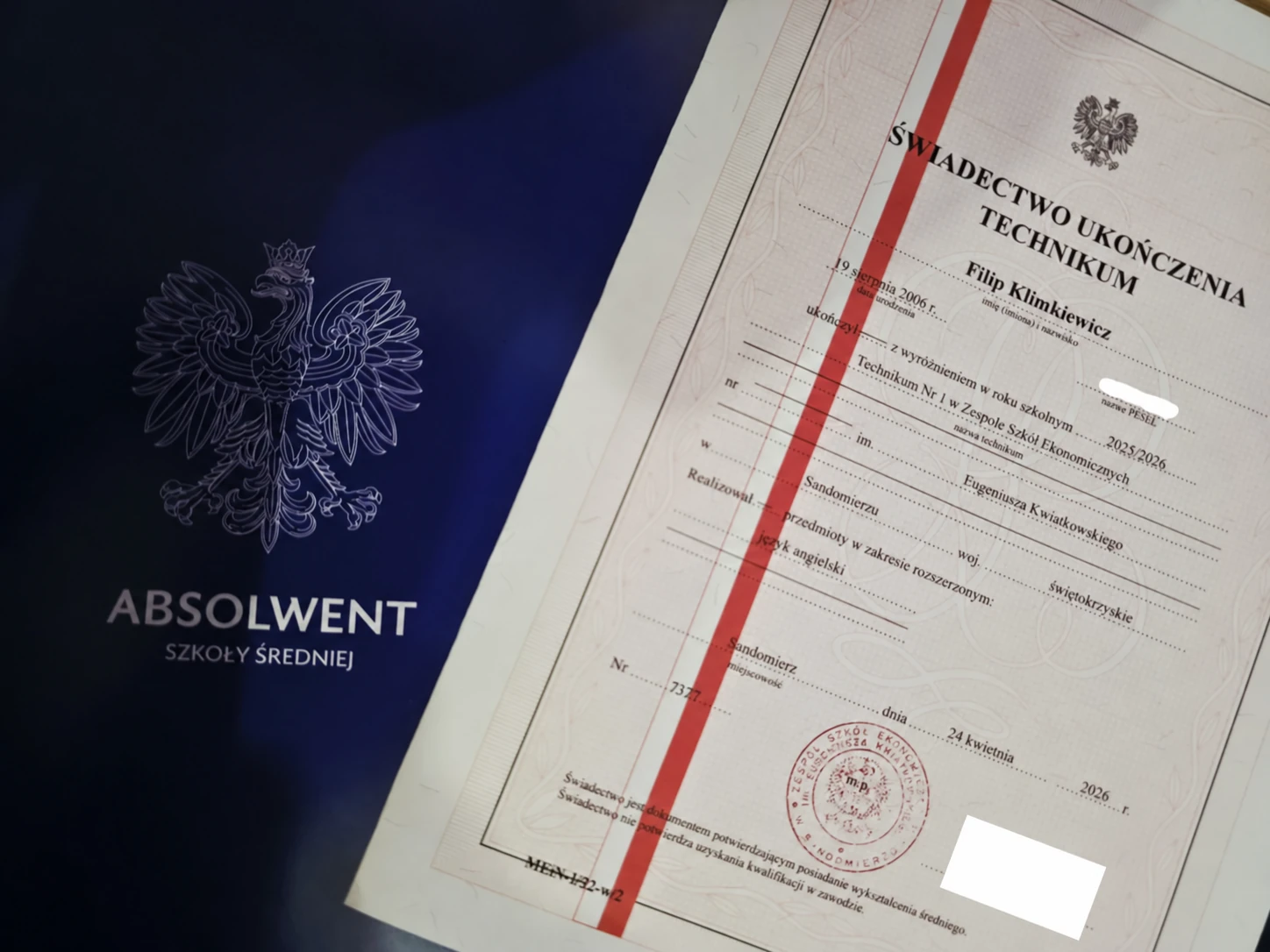 Moje świadectwo ukończenia technikum z czerwonym paskiem, z zasłoniętym numerem PESEL i danymi nauczyciela