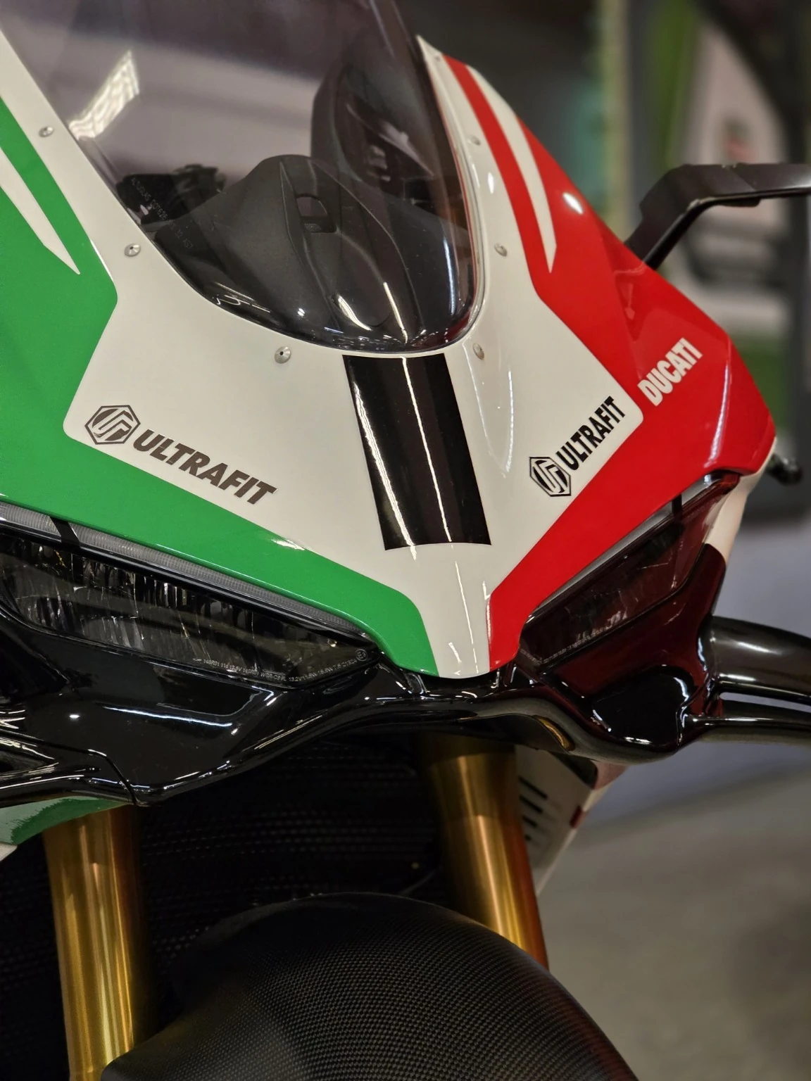 Przód motocykla Ducati w biało-zielono-czerwonych barwach