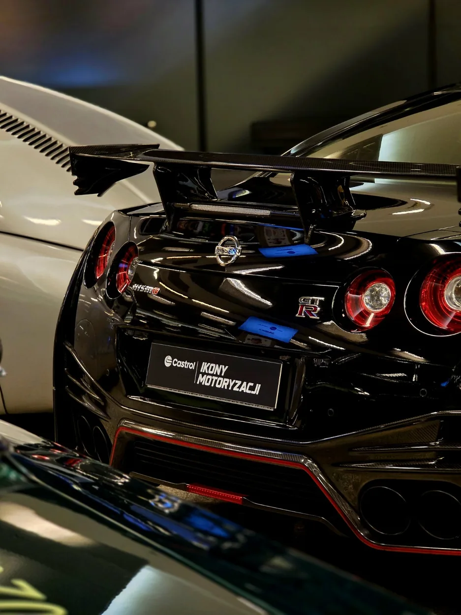 Tył czarnego Nissana GT-R na wystawie