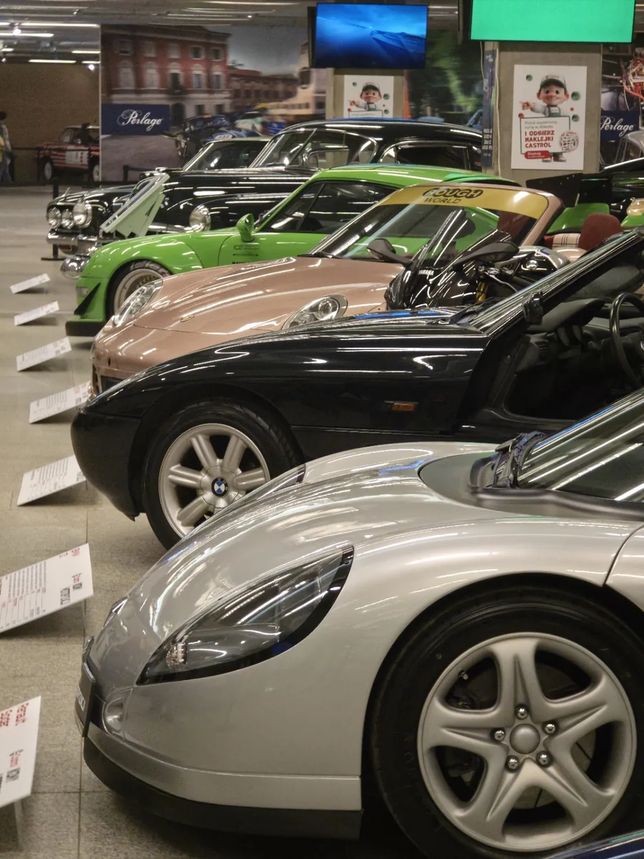 Rząd samochodów w hali wystawy Ikony Motoryzacji