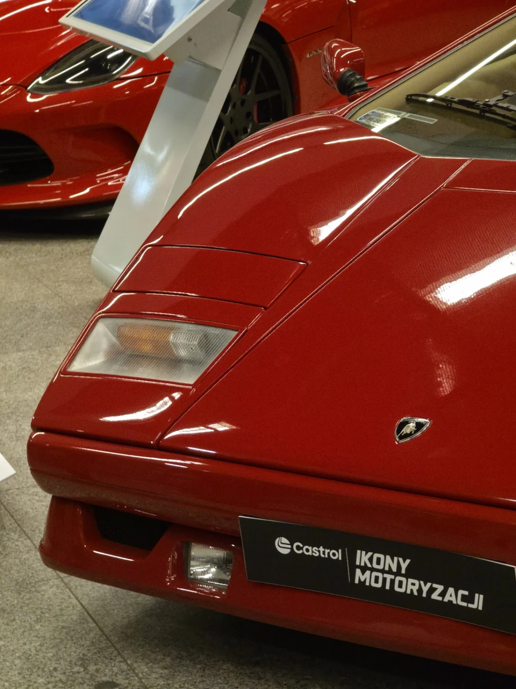 Przód czerwonego Lamborghini na wystawie Ikony Motoryzacji