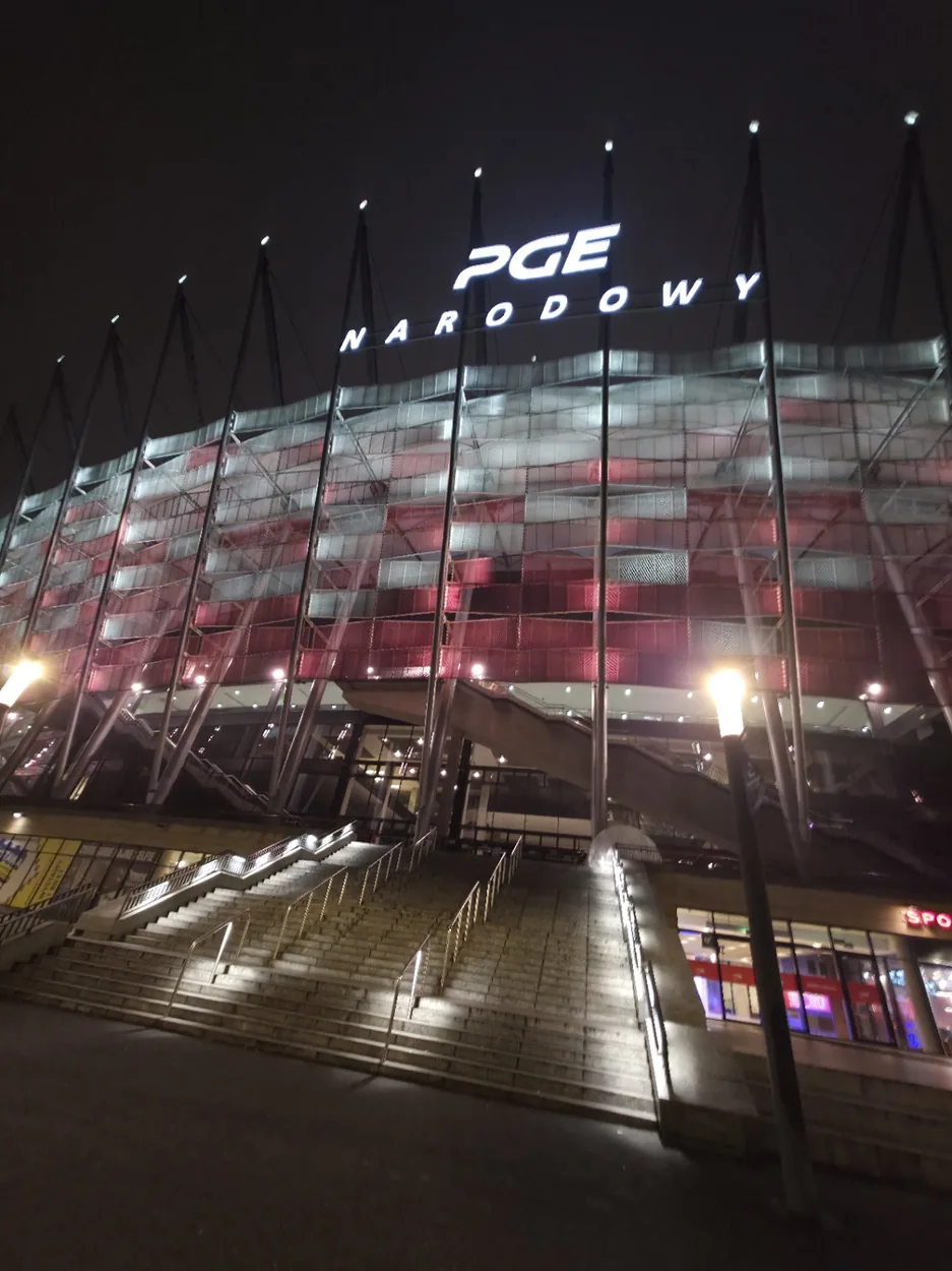 Oświetlona fasada PGE Narodowego wieczorem