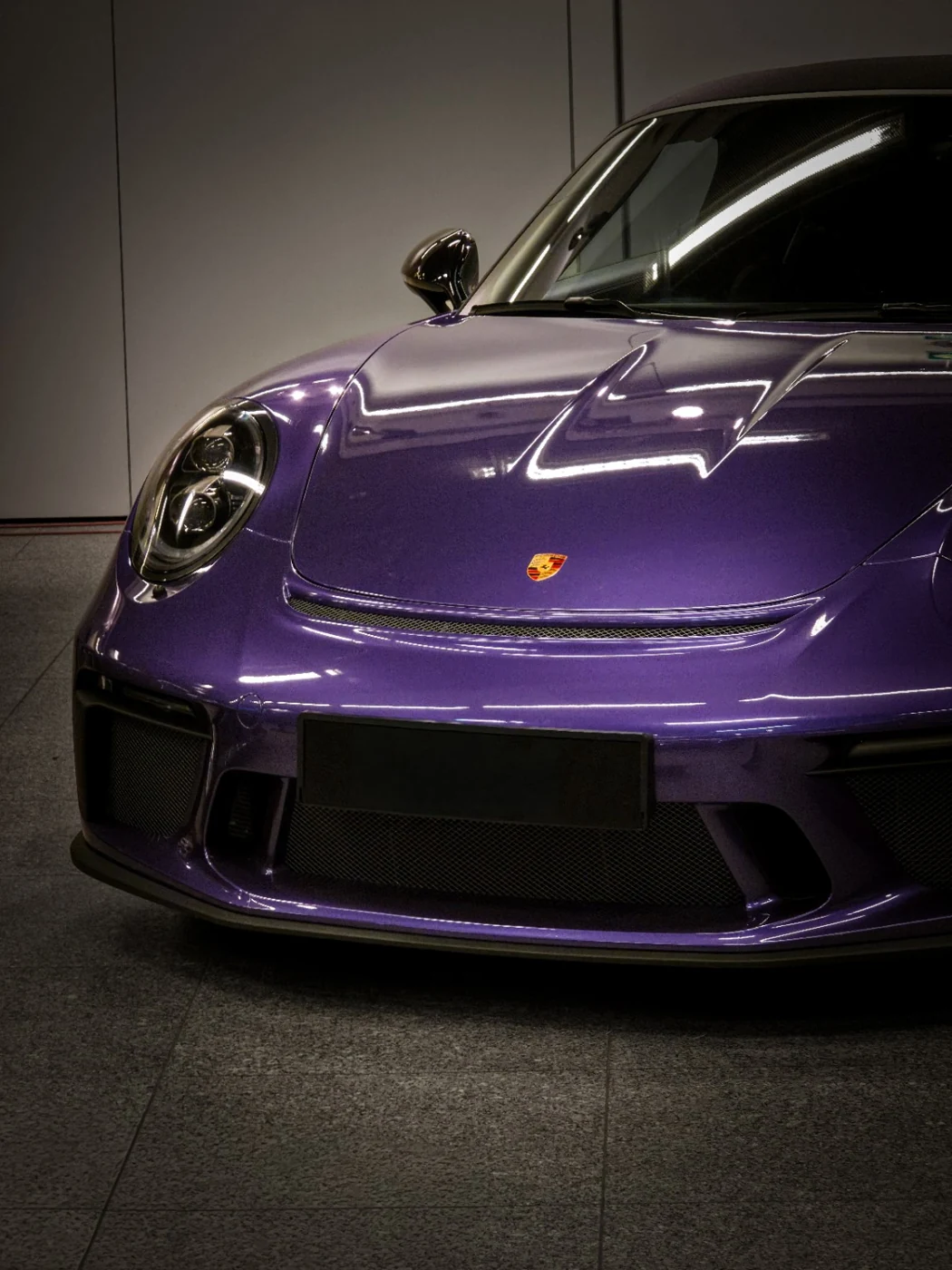 Przód fioletowego Porsche na wystawie