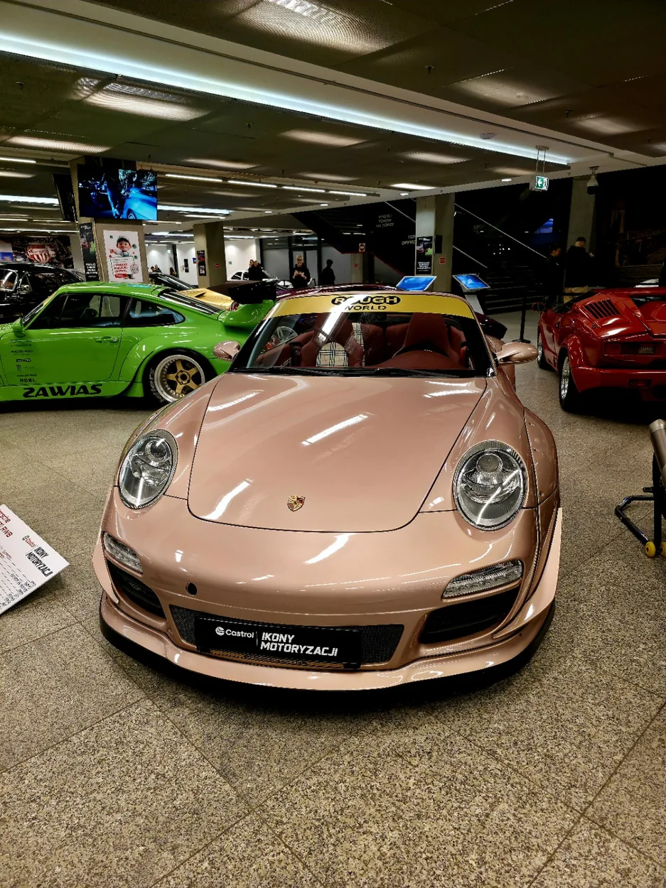 Porsche w jasnym pastelowym kolorze na wystawie