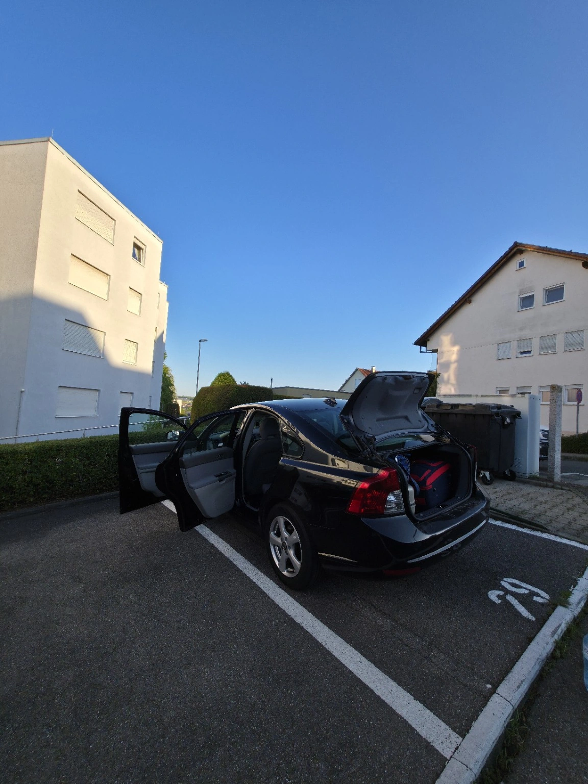 Volvo na parkingu z otwartym bagażnikiem