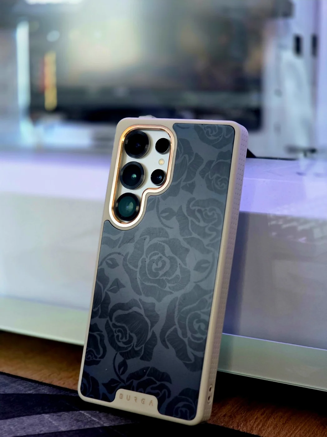 Mój telefon w etui z roślinnym wzorem