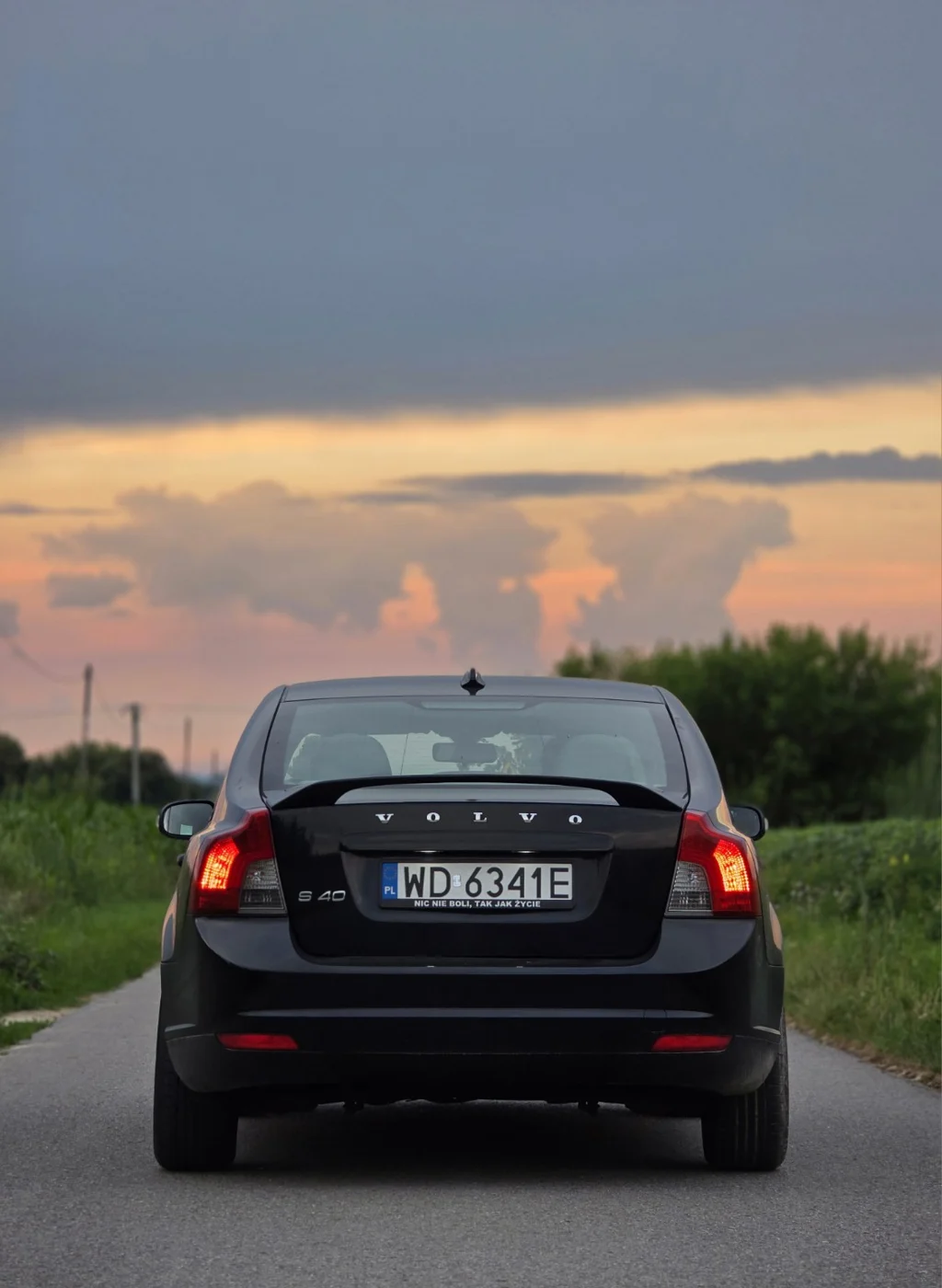 Volvo na drodze o zachodzie słońca