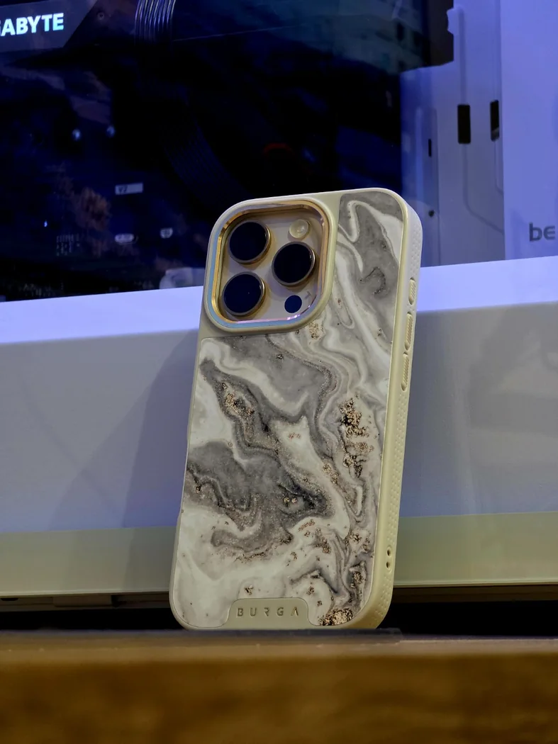 Telefon na biurku, z komputerem w tle
