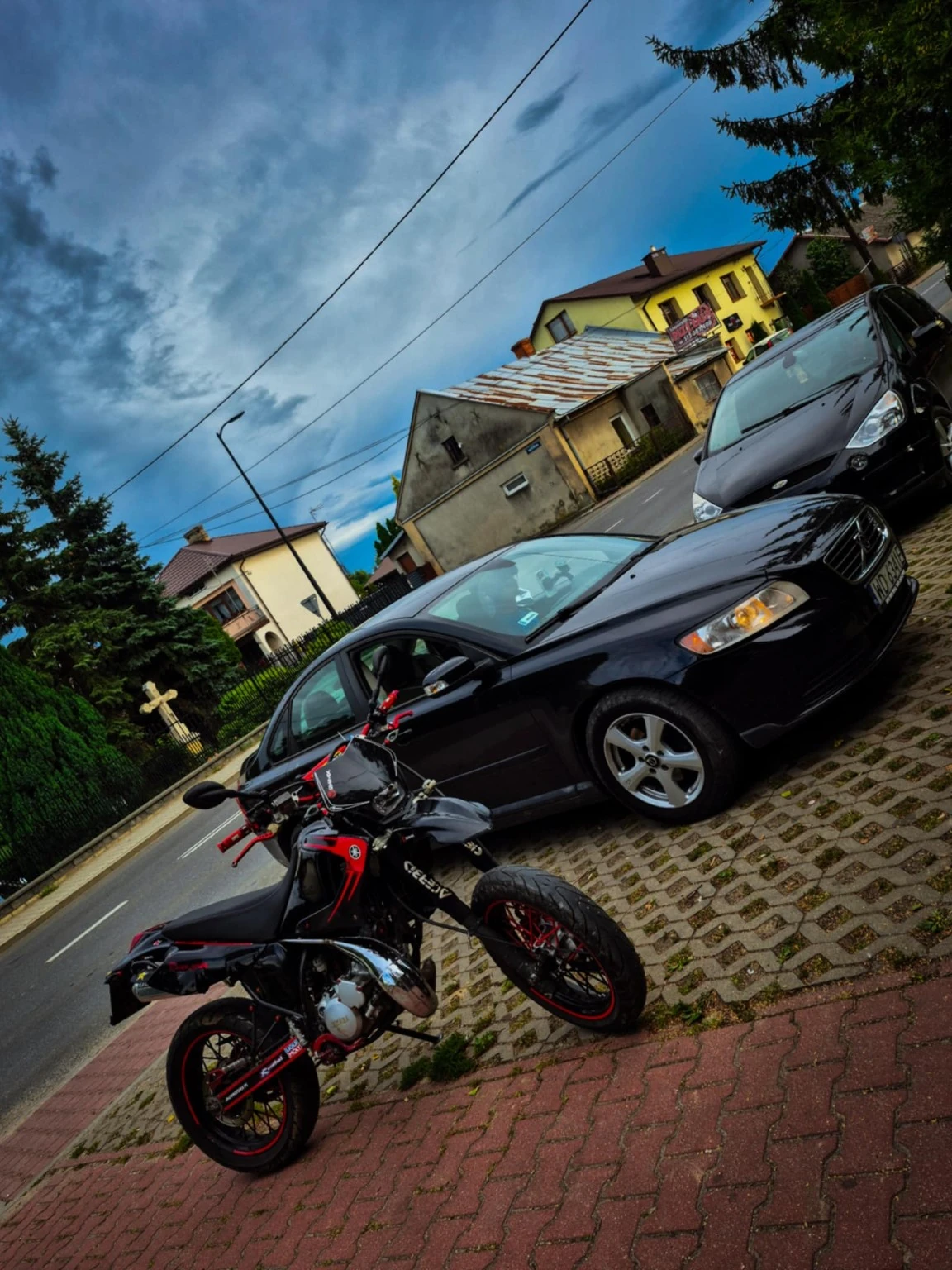 Volvo zaparkowane obok motocykla
