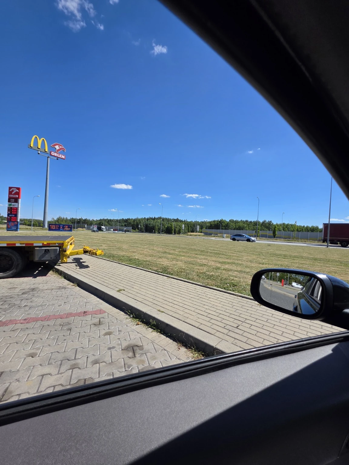 Widok z samochodu na parking i stację paliw
