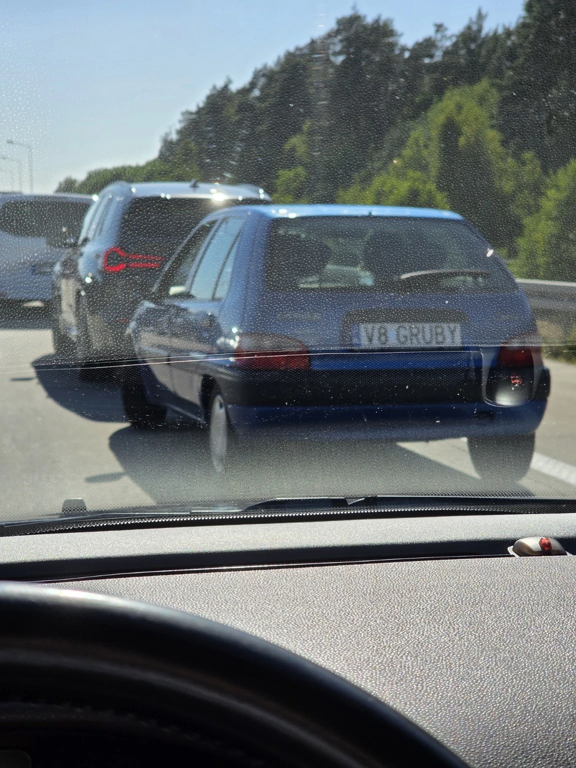 Samochody w ruchu widziane przez przednią szybę